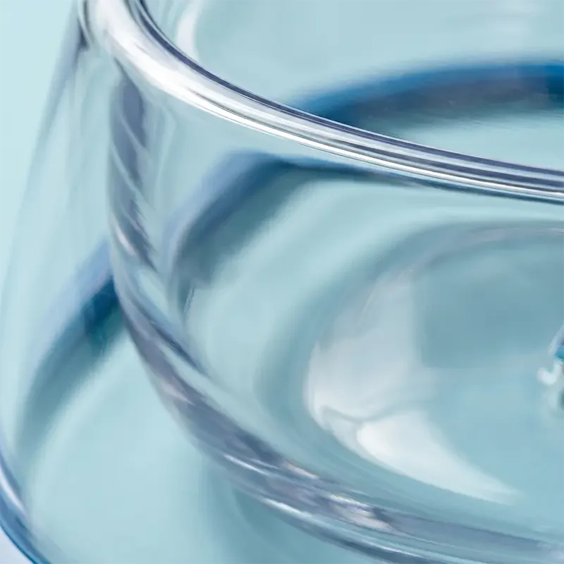 Macro photograph of the real bowl’s clear Kostil walls and softly curved rim